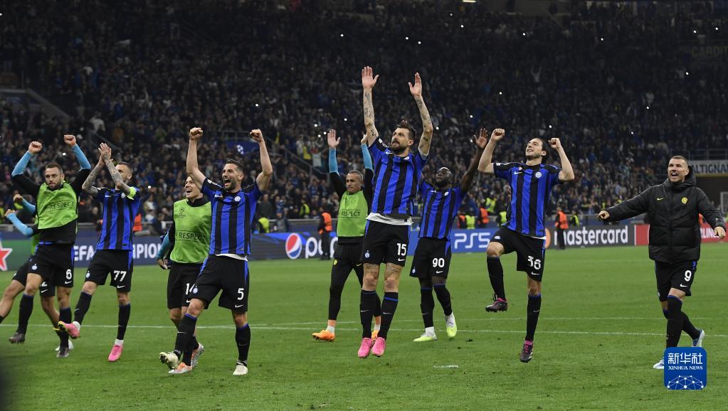 皇马更衣室内乱曝光，阿隆索希望3天后能赢曼城稳定军心（皇马更衣室风波曝光，阿隆索盼三天后击败曼城稳住军心）