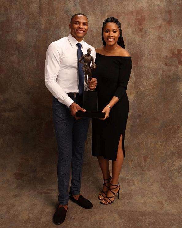 刘健：邵佳一做到了对每个人都公平，下班在路上也要思考问题（刘健称邵佳一对所有人公平，连下班路上也在琢磨工作）