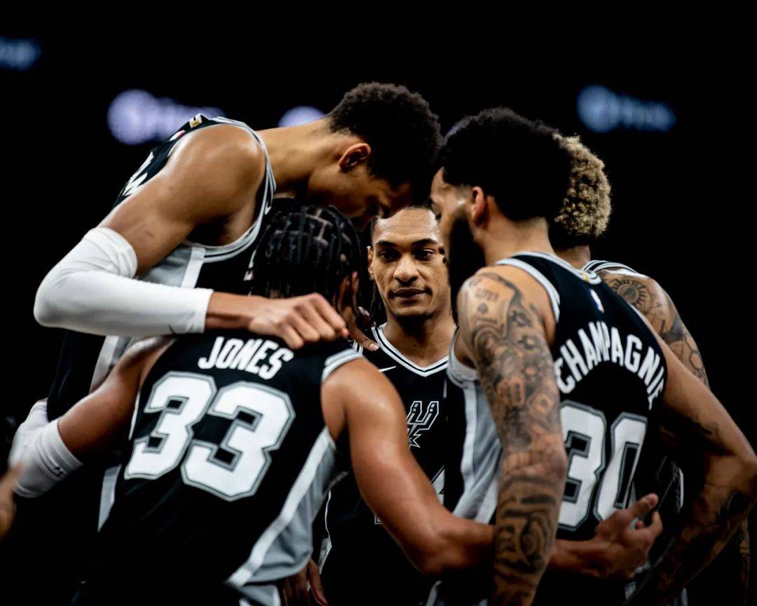 埃贝尔：我们还在与于帕进行续约谈判；诺伊尔应该去踢世界杯（埃贝尔：与于帕续约仍在推进；诺伊尔理应参加世界杯）