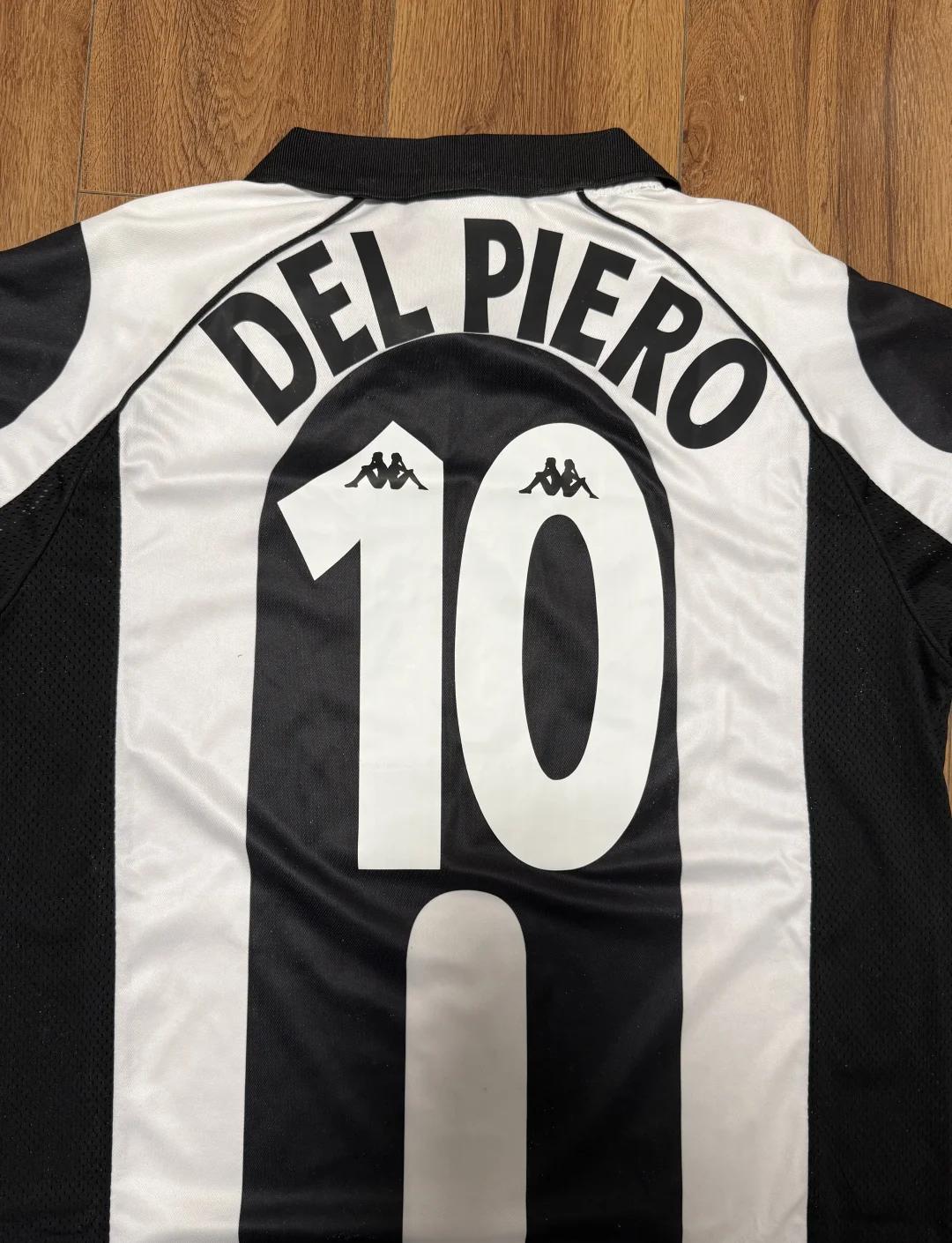 宋凯出席中国体育美术作品展览，与奥运冠军金牌合影