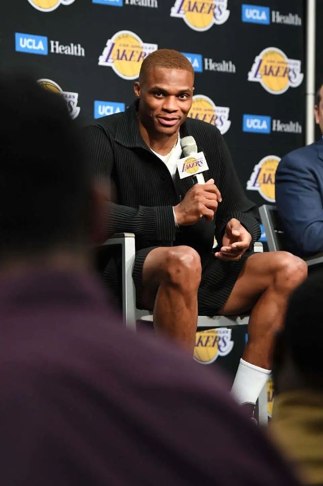 主裁在河南队获单刀时吹停比赛，是因为卡多索回接越位在先（河南队单刀被吹停，主裁判判定卡多索回接越位在先）