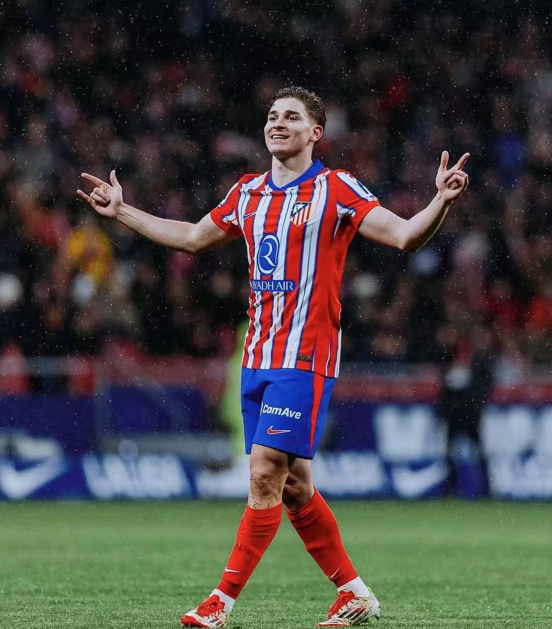 北京时间12月12日凌晨01：45，欧联杯联赛阶段将迎来一场处境迥异的对决。（北京时间12月12日凌晨1：45，欧联杯联赛阶段将上演一场境遇悬殊的较量）