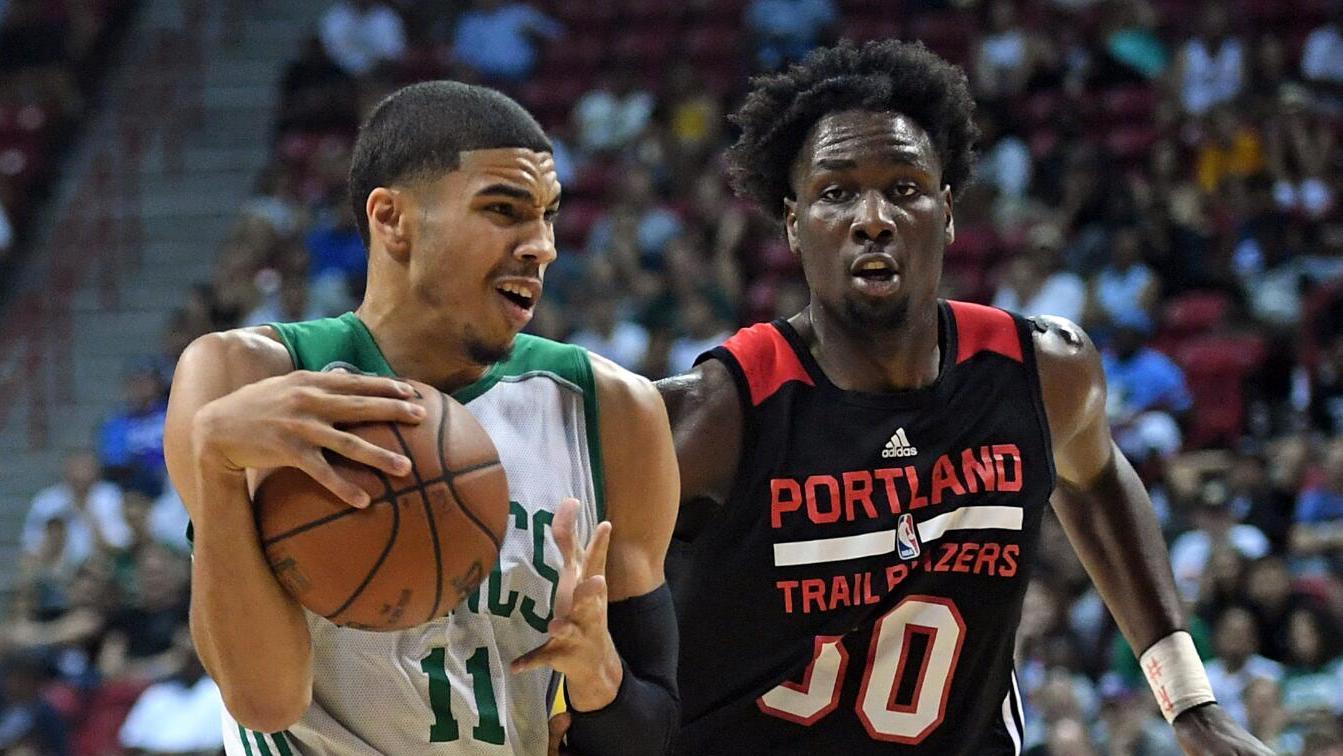 德比迎来关键胜利，米兰升至意甲积分榜第二（德比战奏凯，米兰升至意甲次席）