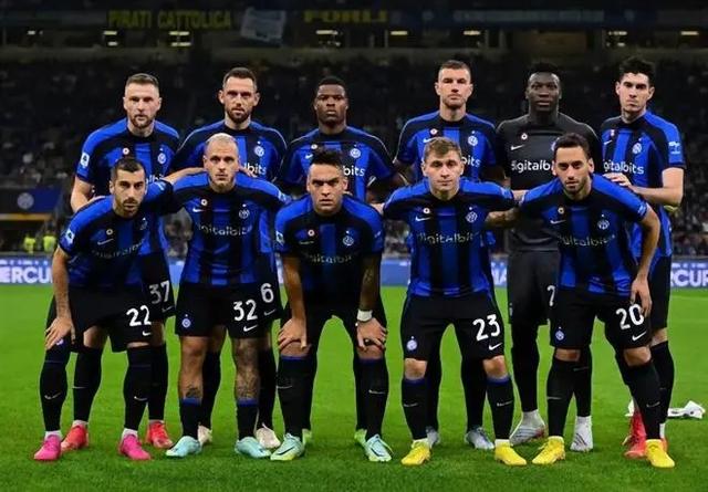 弗兰克：也许罗梅罗和范德芬该踢前锋；战旧主？比赛就是要赢（弗兰克：考虑让罗梅罗和范德芬打前锋；对阵旧主只为赢球）