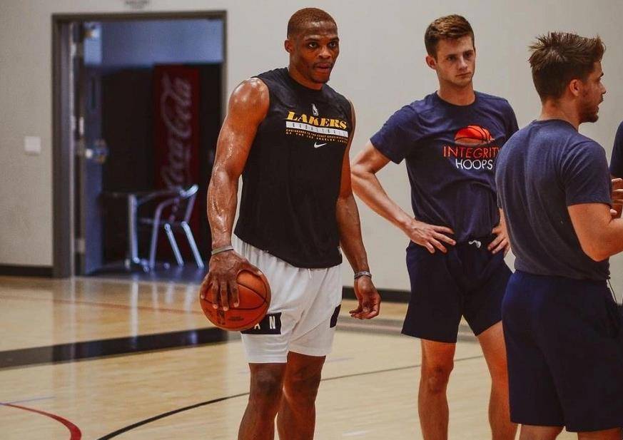 李镇全：战越南下半场我们出现了体能问题；踢韩国要全力以赴（李镇全：对阵越南后半场体能下滑；迎战韩国将全力以赴）