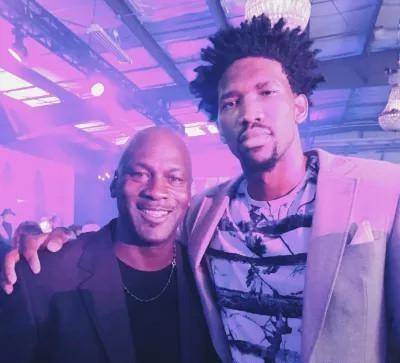 德甲生涯第10次戴帽，凯恩赛后将比赛用球带走收藏（凯恩德甲生涯第10次上演帽子戏法，赛后将比赛用球带回珍藏）