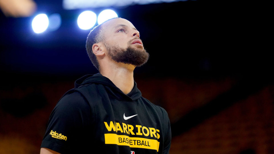 每体：阿根廷队在西班牙集训，球迷热情高涨只为一睹梅西风采（每体：阿根廷队西班牙备训，球迷蜂拥而至只为目睹梅西）